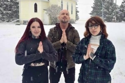 TrustyFans Bull Pen Content House Snowy Canadian Scene