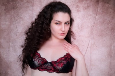 Lili Returns to Camming & Sets Regular Schedule to Entertain Fans 